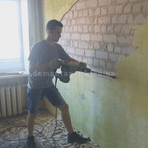 Отбивка штукатурки стен